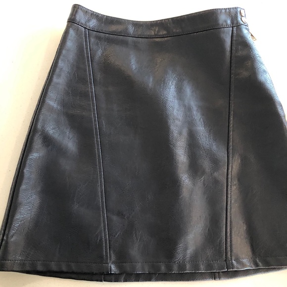 🍍 8/25$ Zara navy/purple faux leather skirt - Picture 2 of 4